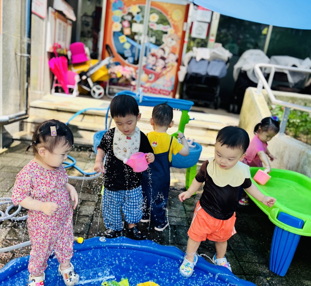 친구들과 함께 물줄기를 바라보며 놀이하는 모습