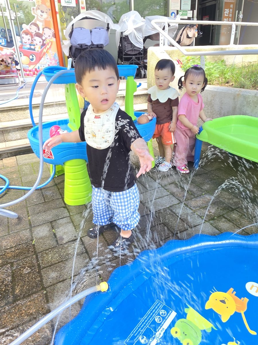 물놀이 공간에서 친구들과 함께 서 있는 아이들