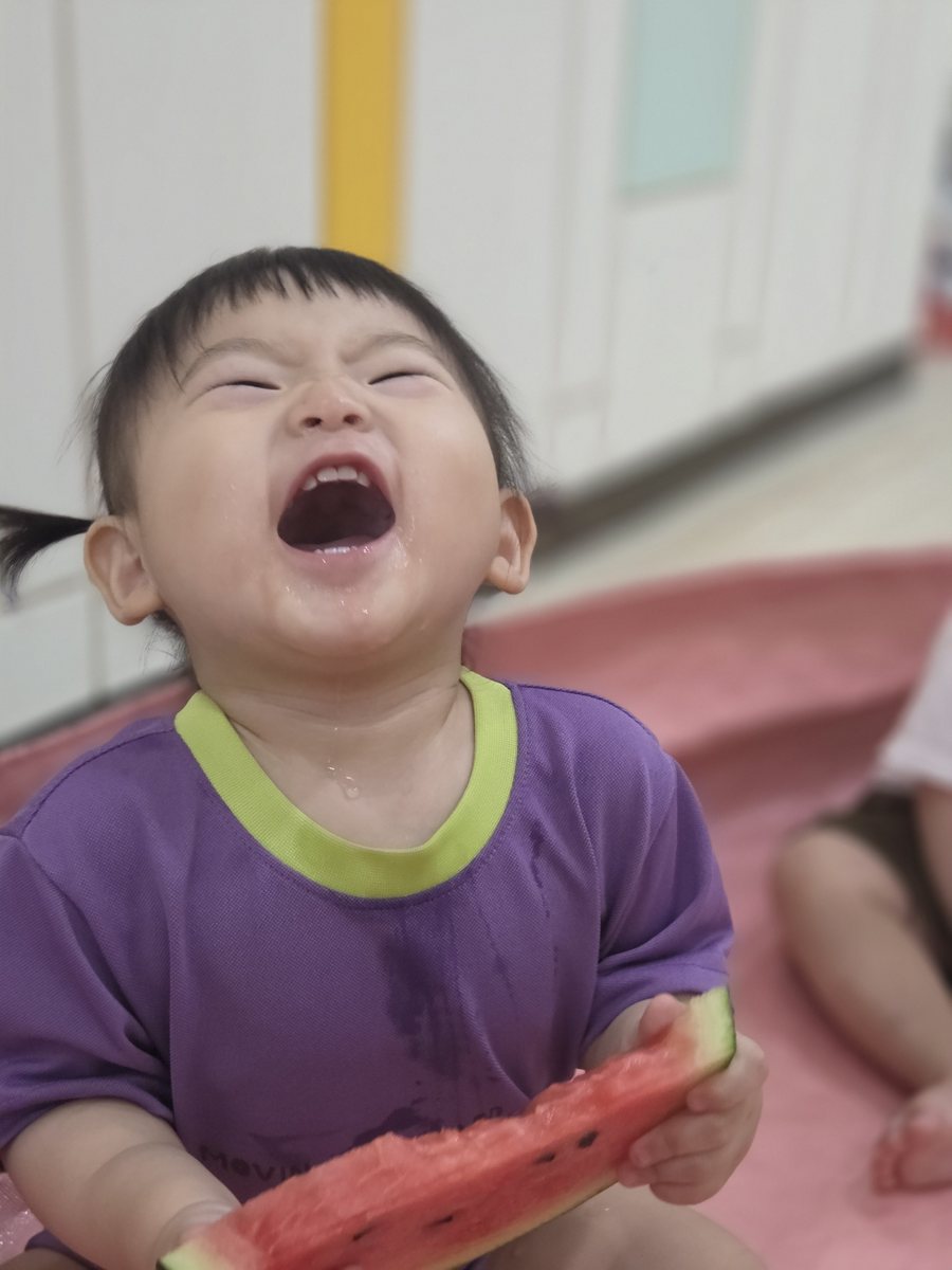 수박 오감놀이 중 활짝 웃는 아이
